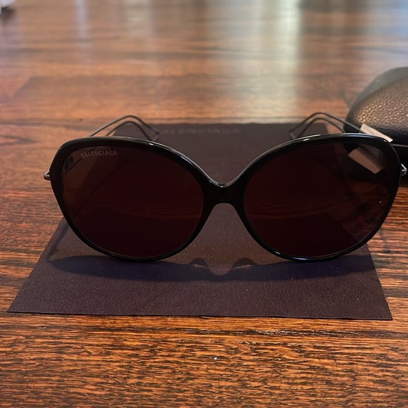 Balenciaga sunglasses. Brand new with case and lense cleaner cloth - Picture 8 of 12